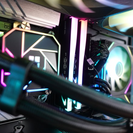 Setup completo Ryzen 7 con grafica Intel y monitor de 165Hz