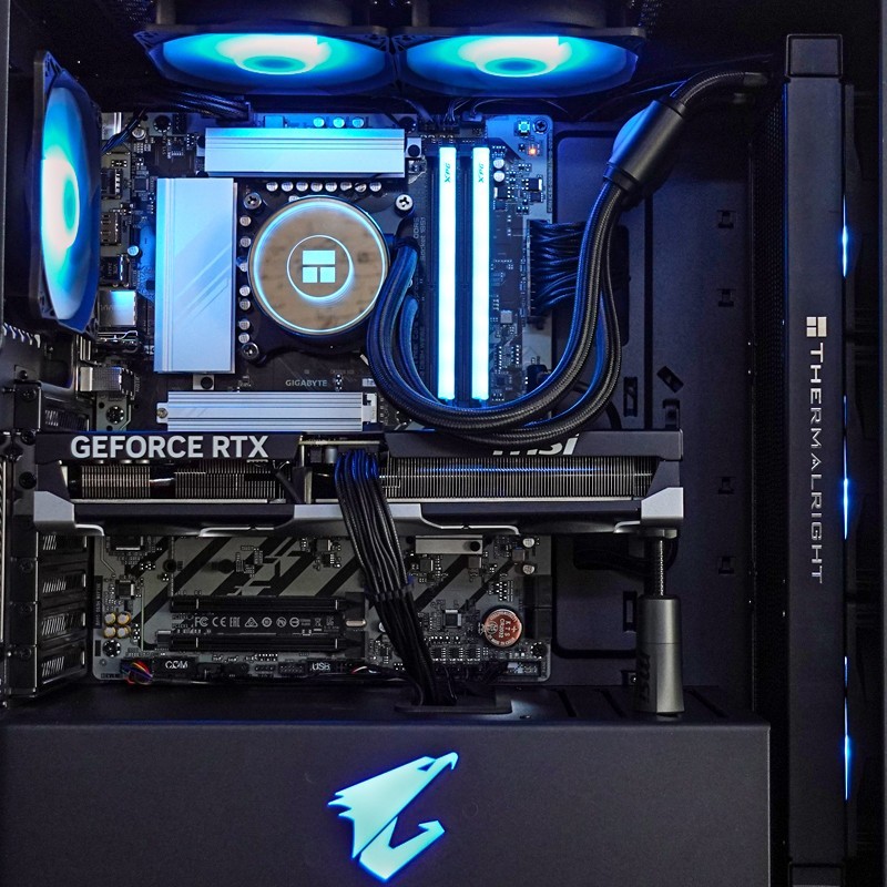 Rendimiento gaming con Intel Core Ultra 7 y RTX 5070 Ti.