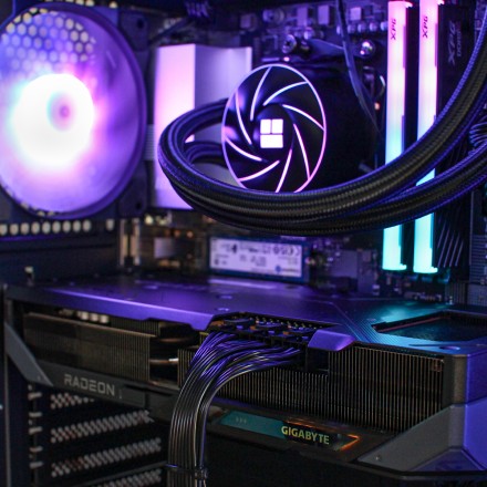 PCM Aeon RX-7 – PC Gaming Ryzen 5 7600X RX 9070 XT | Edición profesional