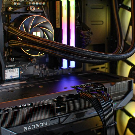 PCM Aeon RX-7 – PC Gaming Ryzen 5 7600X RX 9070 XT | Edición profesional