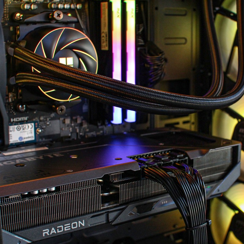 PCM Aeon RX-7 – PC Gaming Ryzen 5 7600X RX 9070 XT | Edición profesional