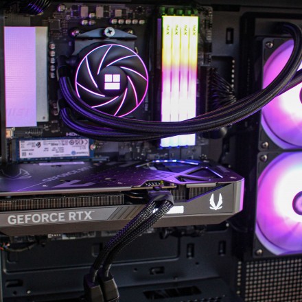 PCM Aeon Predator – Ryzen 7 7700X RTX 5050 64GB | PC Gaming Extremo