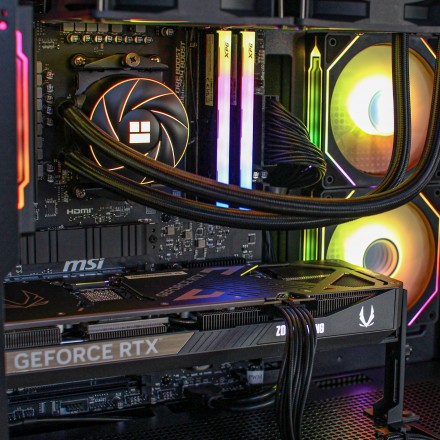 PCM Aeon Neuron | PC Gaming Ryzen 7 7800X3D, 32GB, 2TB SSD, RTX 5070 Ti, Win 11 Pro