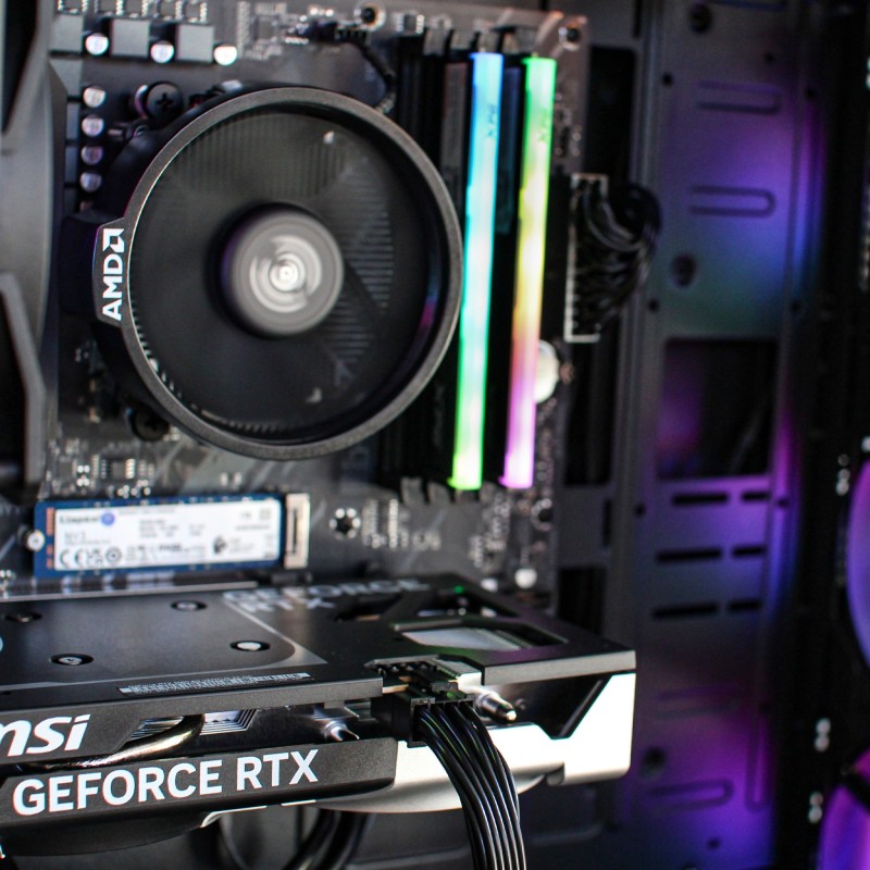 PCM Aeon Skye - Ryzen 5 5500 | RTX 5060 | PC Gamer