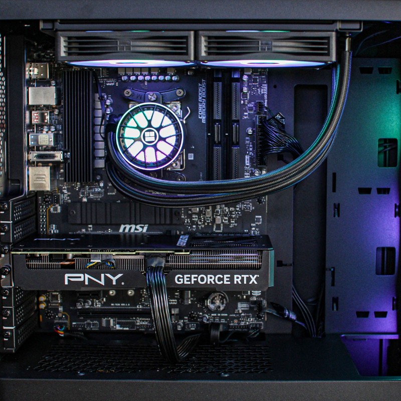 PCM Aeon Saber: Rendimiento balanceado con Ryzen 7 y RTX 4060 8GB.